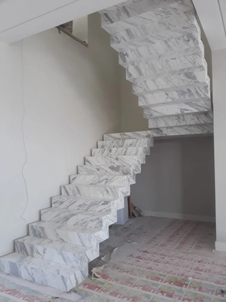 Escada em mármore branco com veios