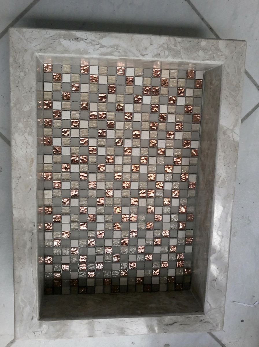 Nicho de banheiro em mármore com mosaico