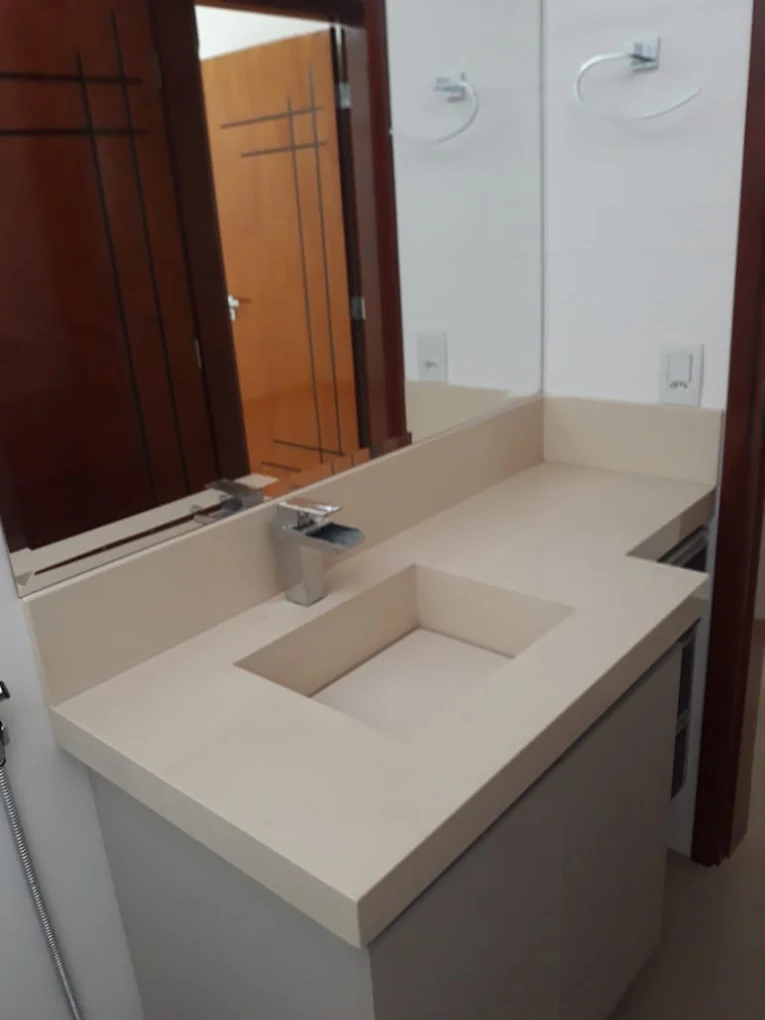 Bancada de lavabo em mármore bege com cuba esculpida